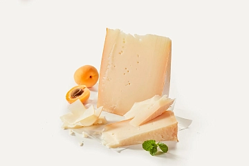 Сыр полутвердый Кипиа, 40%, выдержка 6 мес. Крым