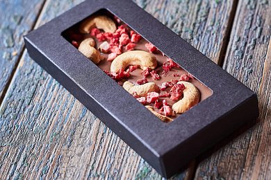 Шоколад молочный с кешью и клубникой "Сырный сомелье" 65г