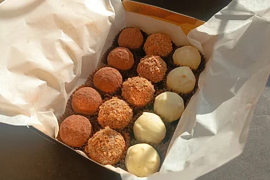 Ассорти из 15 сырных конфет Три сыра "Сырный сомелье"