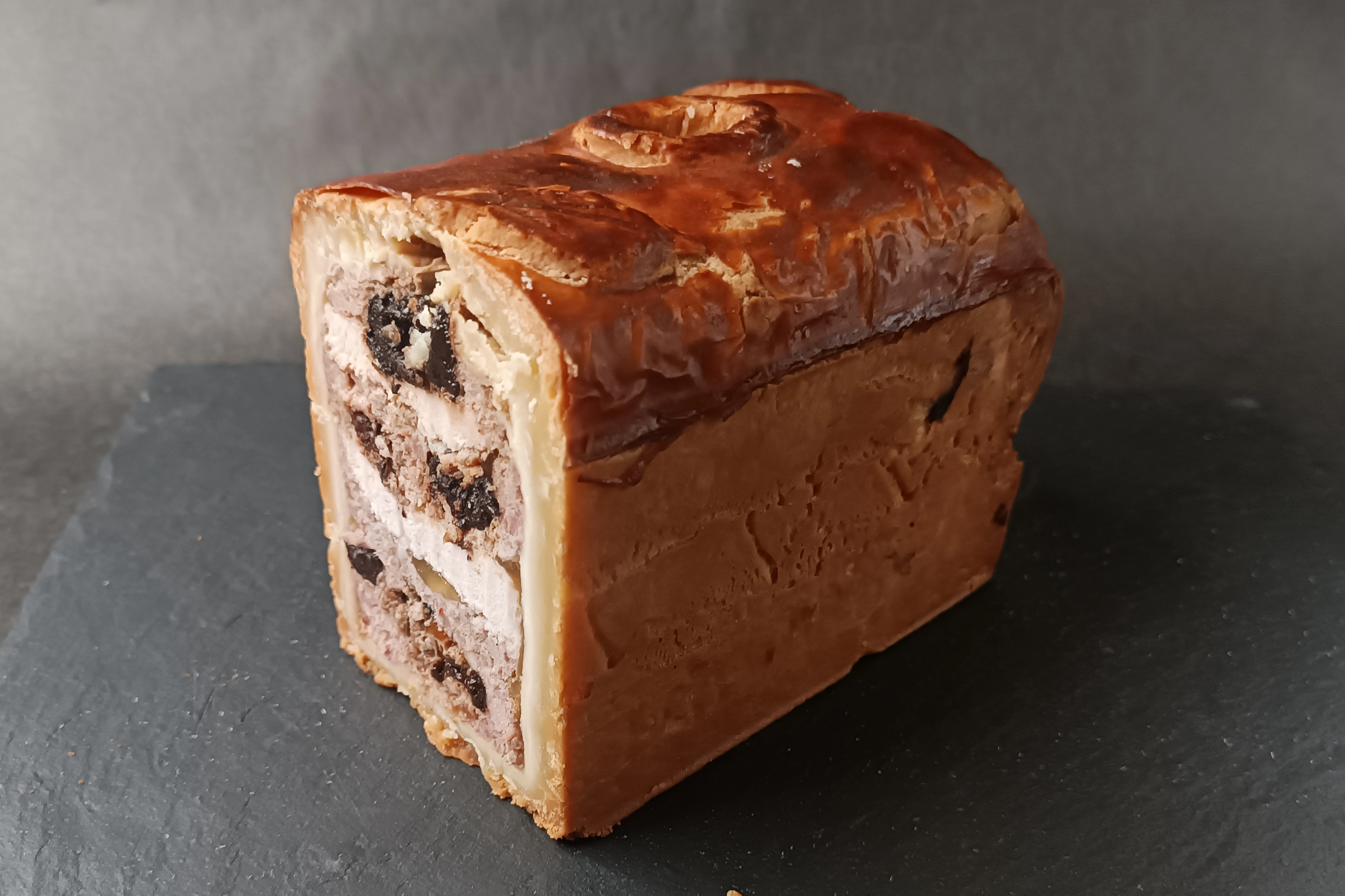 Патэ-крут "Довиль"  Le Pere Nagy из птицы  c черносливом